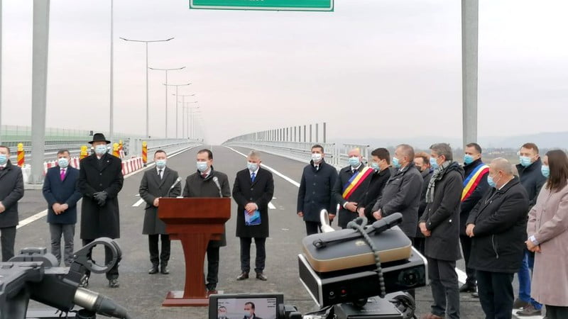 Porțiunea de autostradă inaugurată miercuri de premierul Orban și președintele Iohannis nu e gata, după cum recunoaște inclusiv CNAIR. Precizările au venit după ce 6 șoferi și-au  rupt în doar câteva ore de la inaugurare mașinile la propriu pe porțiunea de drum respectivă.